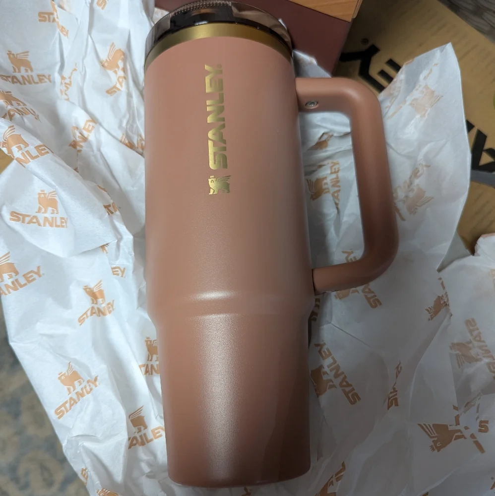 New STANLEY Quencher H2.0 Flowstate Tumbler cup 30oz Mocha Latte 2025